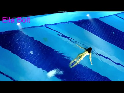 ❤️ මට නැරඹීම නැවැත්විය නොහැක, තරුණ රන්වන්තිය ELLA BOLT නිවාඩු නිකේතනයේ තටාකයේ නිරුවතින් පිහිනීමට හසු විය ලිංගිකත්වය අප වෙත